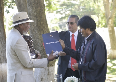 EVO entrega el ‘Libro del mar’ a Morgan&nbsp;Freeman