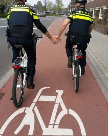 Por qué tantos hombres se están tomando de la mano en&nbsp;Holanda