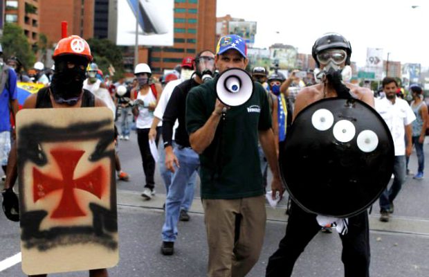 capriles_y_sus_encapuchados-620x400