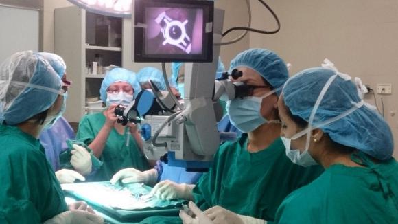 El Hospital Carlos Andrade Marín del IESS, realizó con éxito, el primer trasplante de&nbsp;córnea