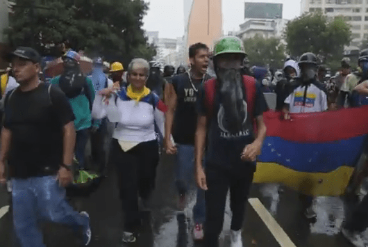 Fracaso de la marcha opositora de hoy que se convirtió en la «marcha de los guarimberos&nbsp;encapuchados»