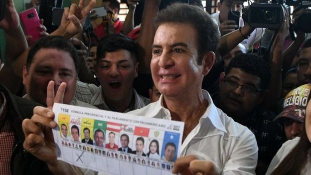 Una vergüenza llamada Honduras: «El presidente Juan Orlando Hernández se autoproclama ganador pero resultados parciales le dan la ventaja al opositor Salvador&nbsp;Nasralla»