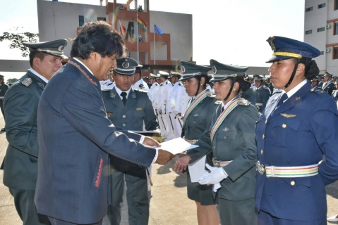 Lo que deben aprender algunos alcaldes hispanos, «Presidente EVO MORALES gradúa a 407 oficiales de Escuela Antiimperialista y ratifica lucha contra&nbsp;injusticia».