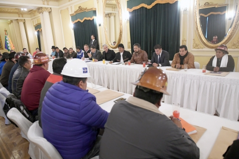 EVO  evalúa con el Conalcam coyuntura política, ley anticontrabando y periplo por La&nbsp;Haya